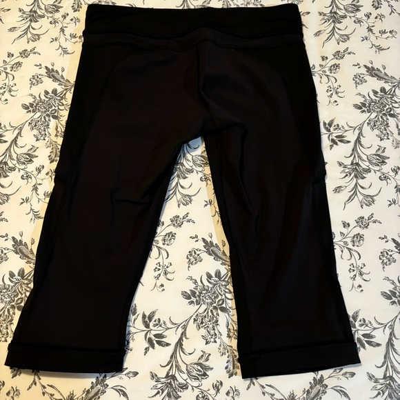 Like NEW!!! Lululemon crop leggings - Picture 5 of 9